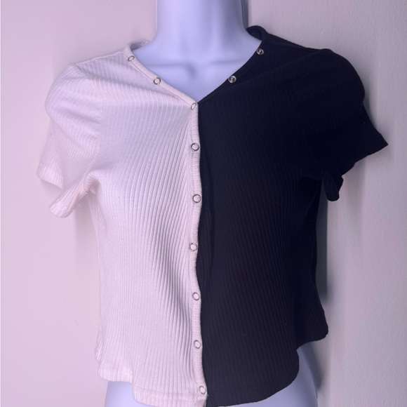 Two-Tone Snap Button Tee - Picture 2 of 6